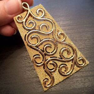 RARE VTG SIGNED CROWN TRIFARI GOLD TONE 2 7/8" PENDANT EXCELLENT CONDITION